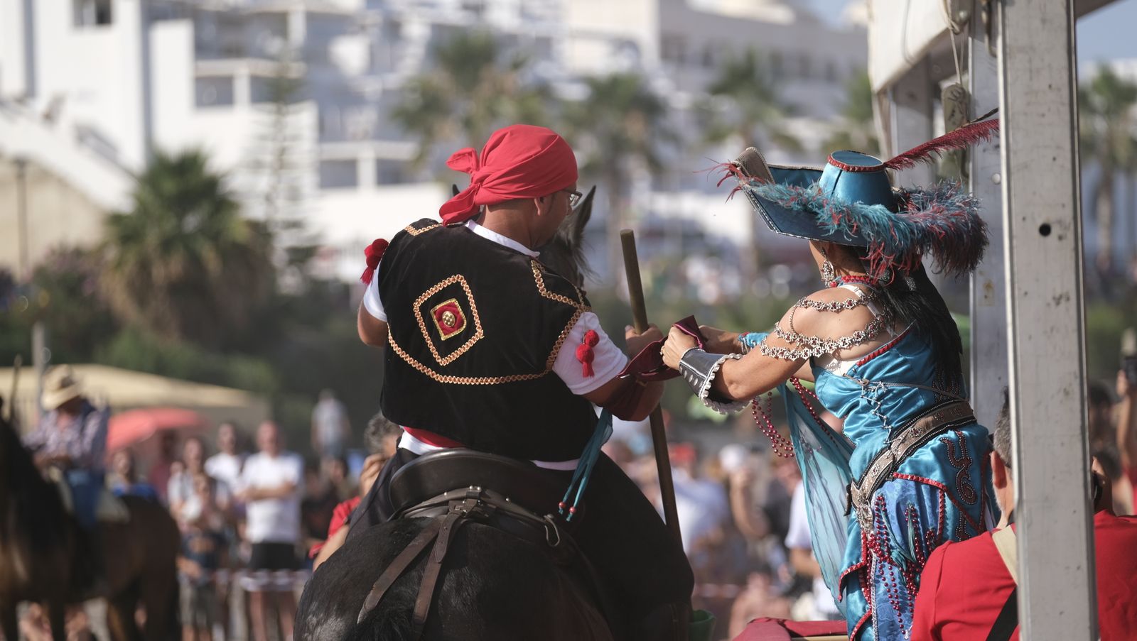Imágenes de la carrera de cintas a caballo en las Fiestas de Moros y Cristianos de Mojácar