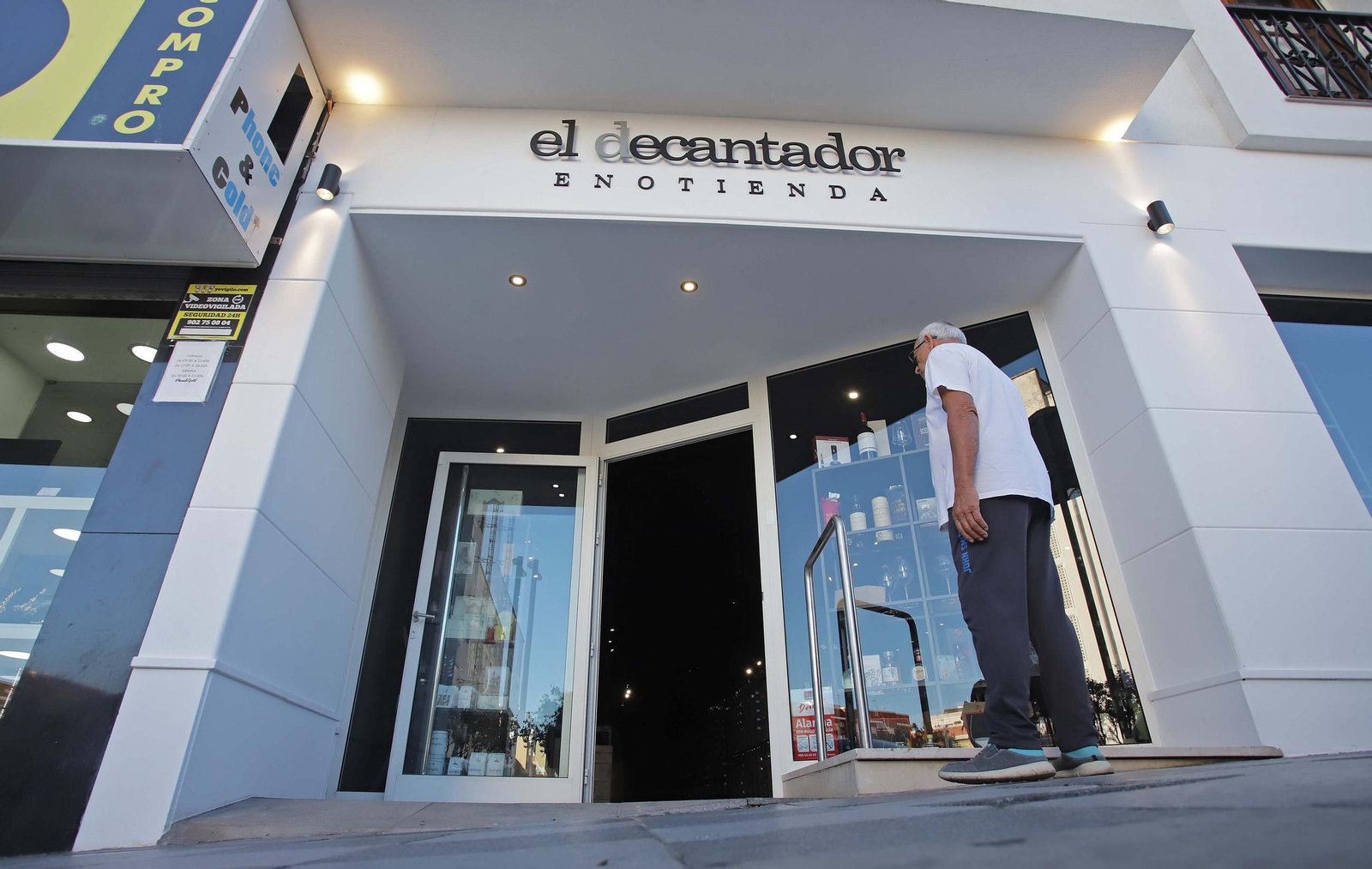 Fotos de la nueva enotienda de 'El Decantador' en Algeciras