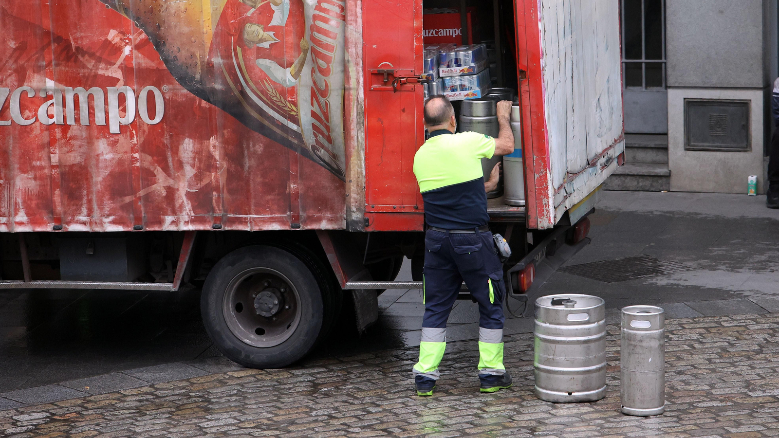 Un trabajador del reparto de una cervecera en el centro de Jerez.