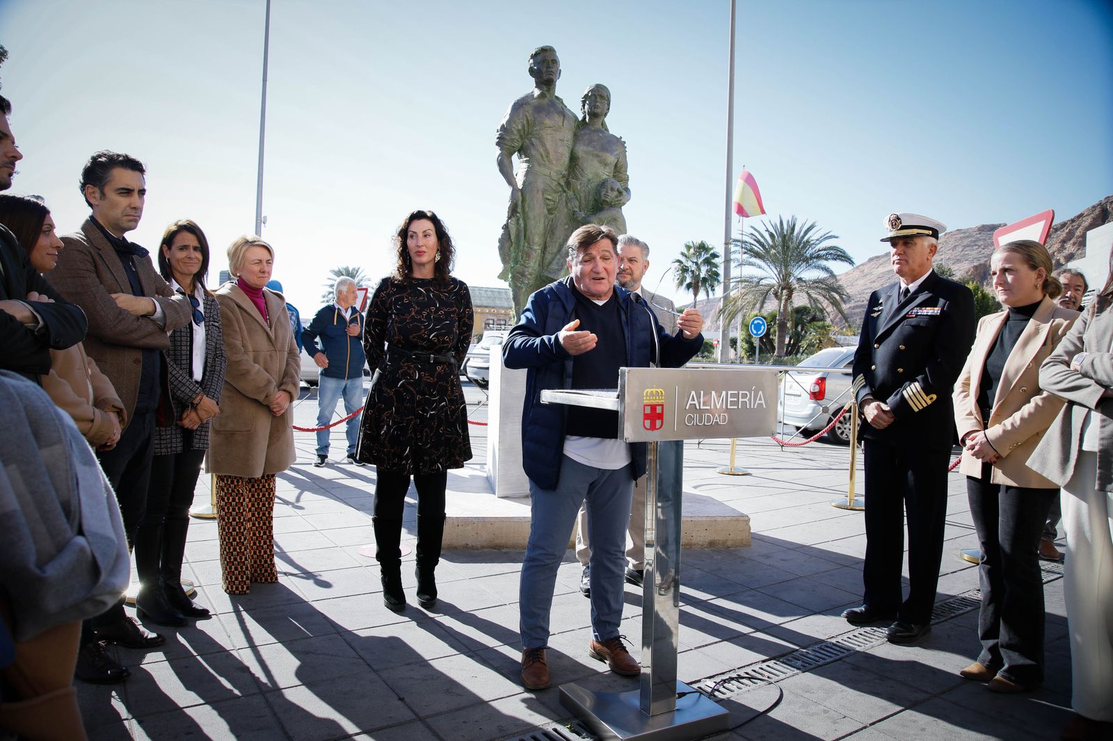 Imágenes de la inauguración sobre escultura ‘Familia Marinera’, del escultor Francisco Javier Galán, en homenaje a las familias de pescadores en Pescadería-La Chanca