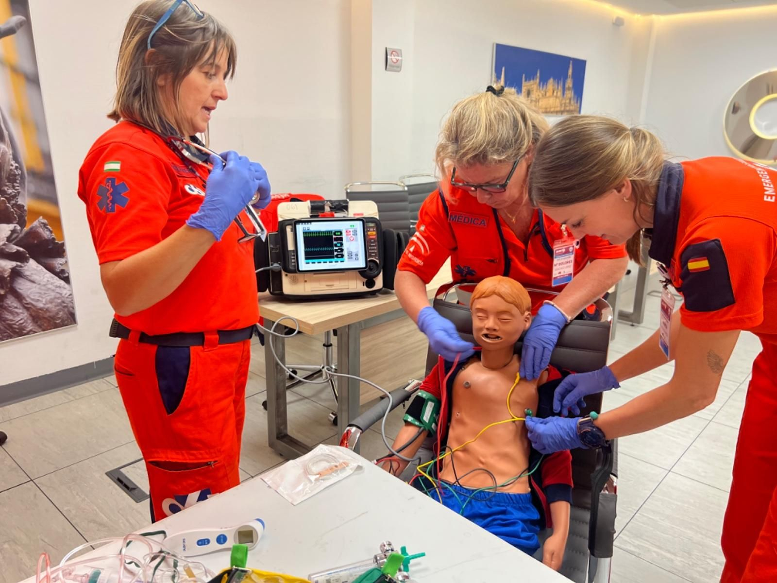 Profesionales del Centro de Emergencias Sanitarias 061 durante el desarrollo del curso sobre atención sanitaria a pacientes pediátricos en situaciones de emergencias.