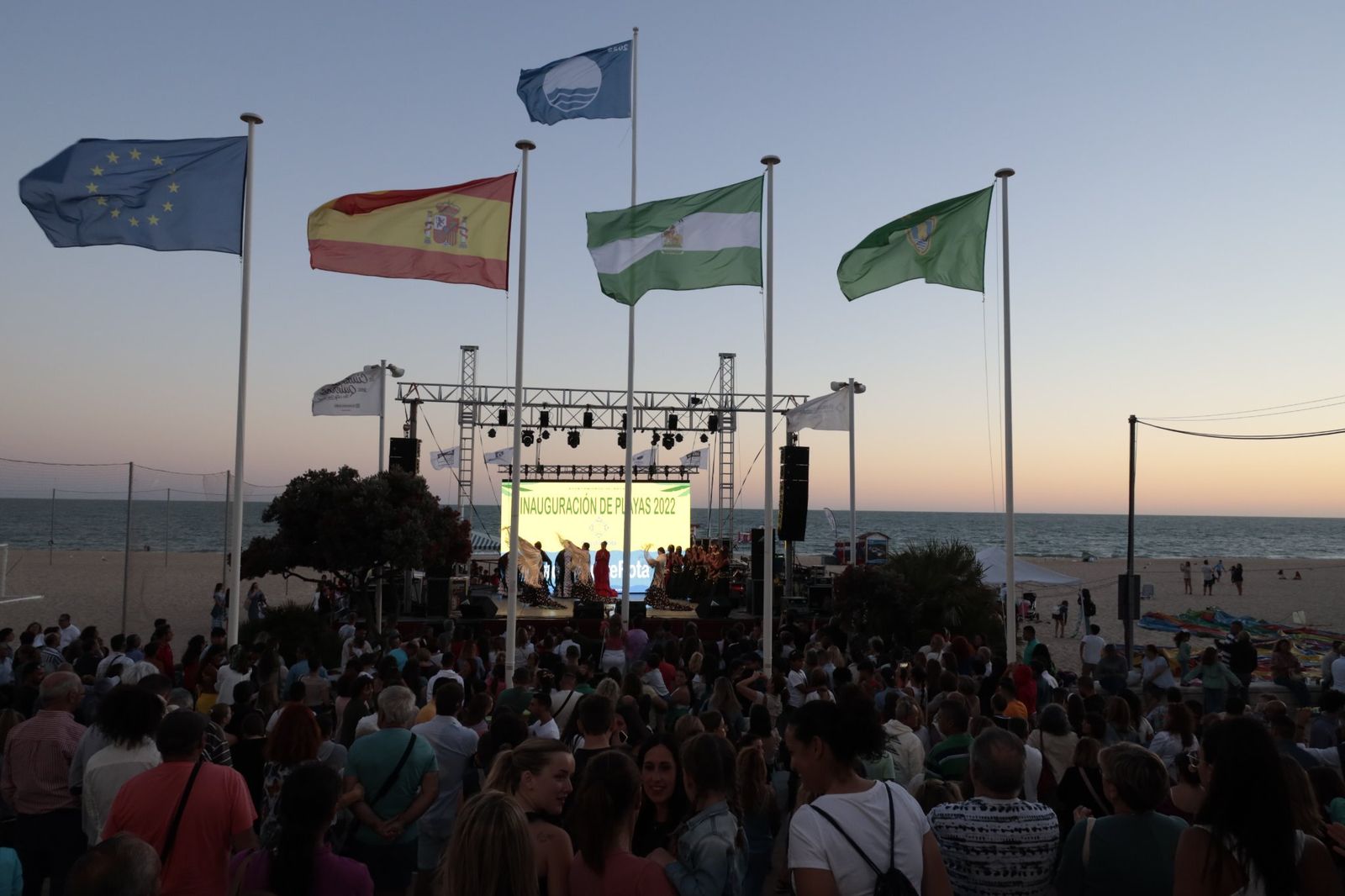 La fiesta inaugural de la temporada alta de playas en Rota se celebró en la playa de La Costilla.