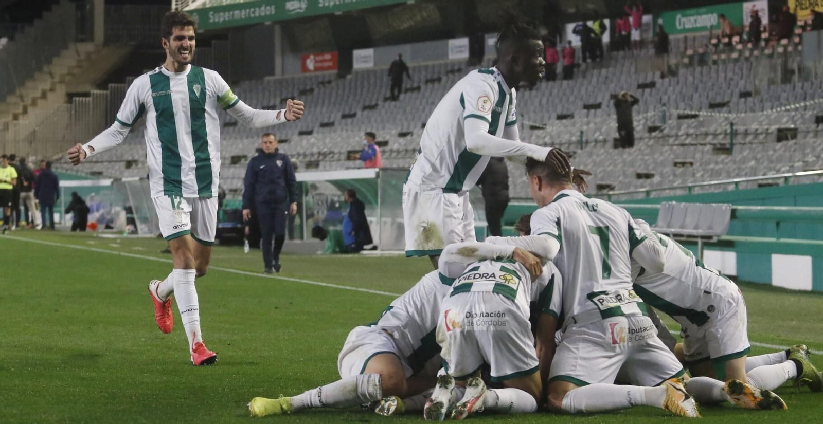Los jugadores del Córdoba CF abrazan a Luismi tras el gol de la victoria. Los jugadores del Córdoba CF abrazan a Luismi tras el gol de la victoria.