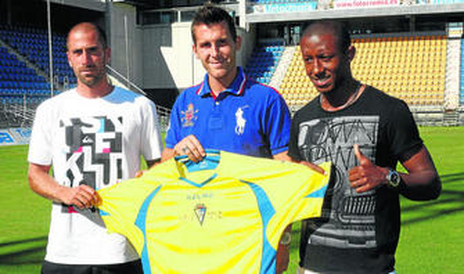 Aulestia, Góngora y Camille, portando una camiseta del Cádiz durante su presentación.