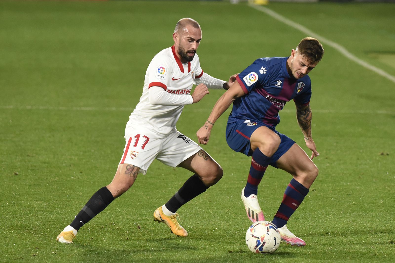 Aleix Vidal, en una acción los últimos minutos en El Alcoraz.