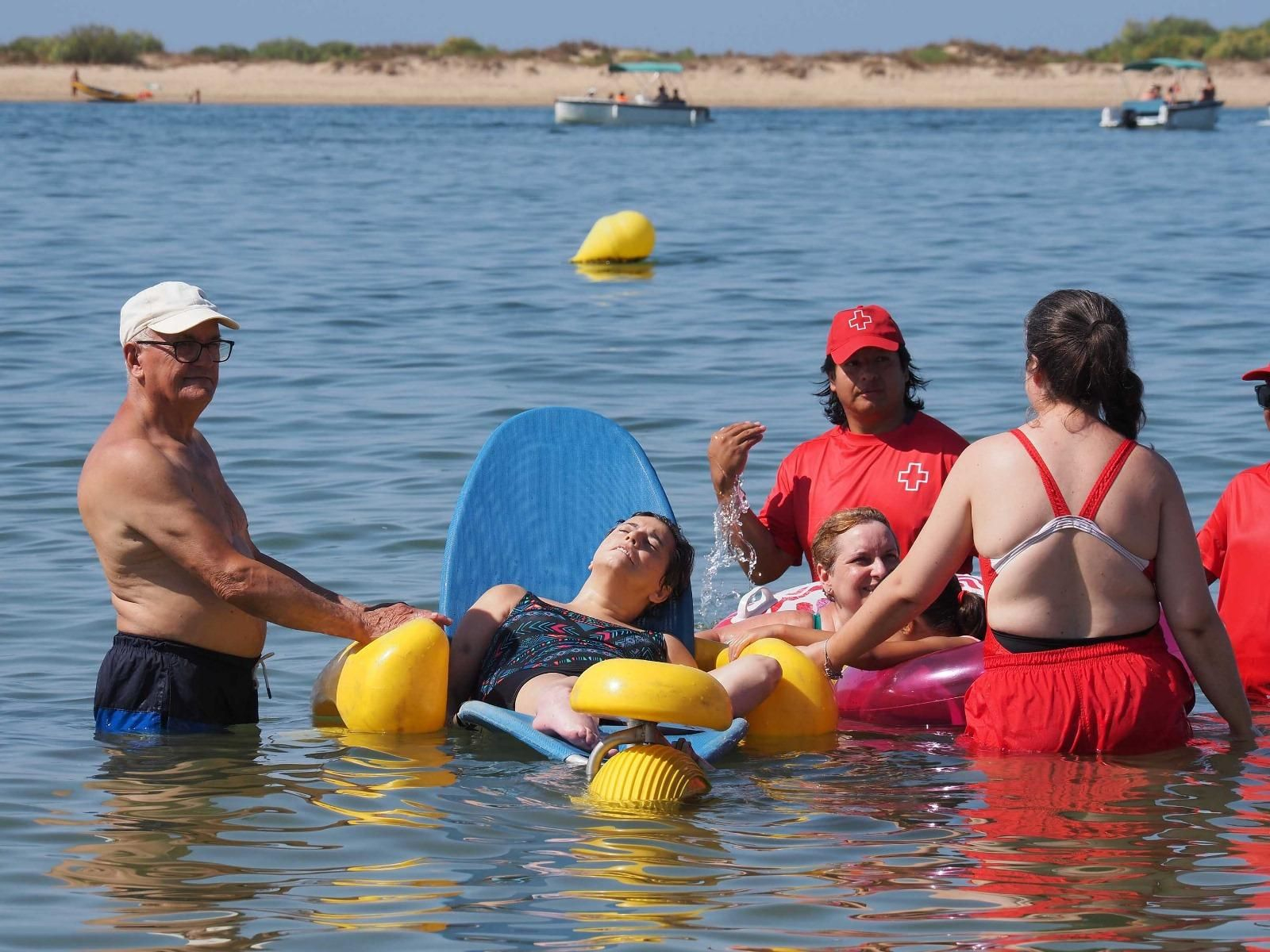 Las mejores imágenes del baño sin fronteras de Cruz Roja en la playa de Cartaya