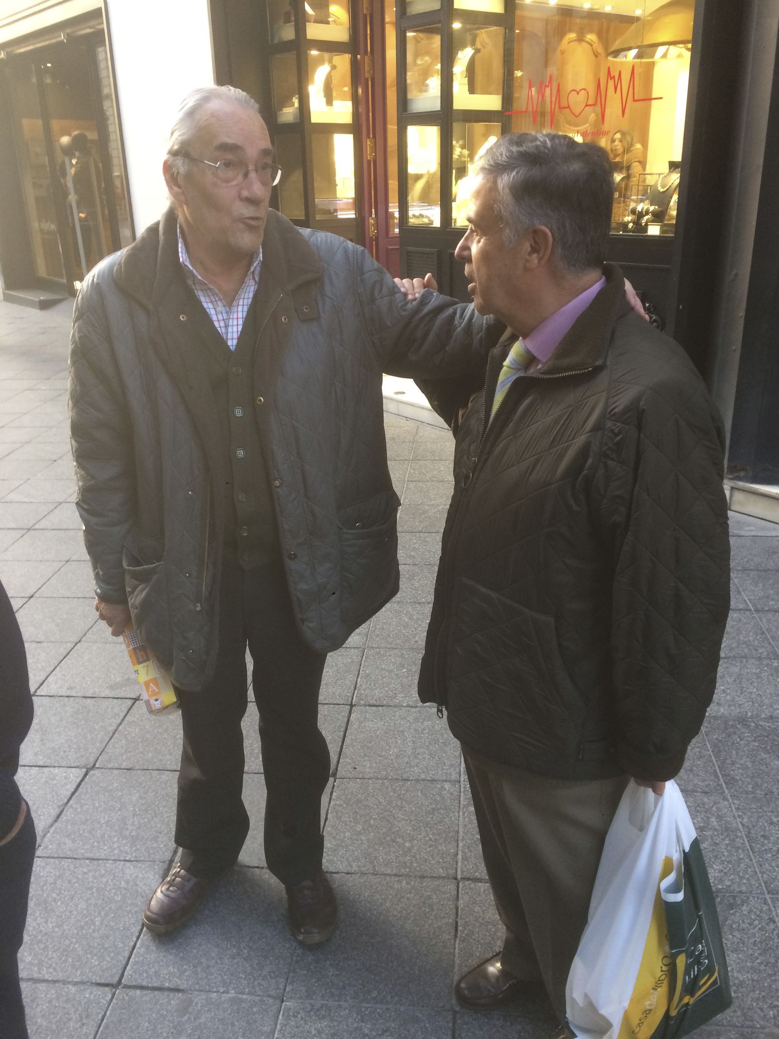 José León-Castro y Antonio Ojeda. Encuentro de amigos en la calle Rioja.