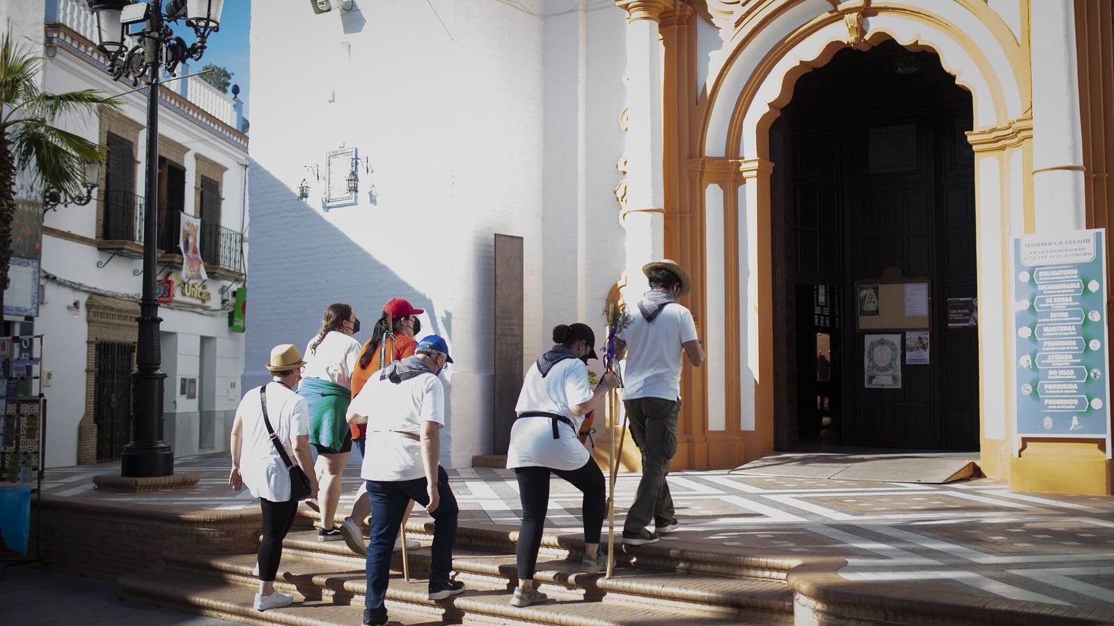 Un grupo de peregrinos entra a la parroquia almonteña.