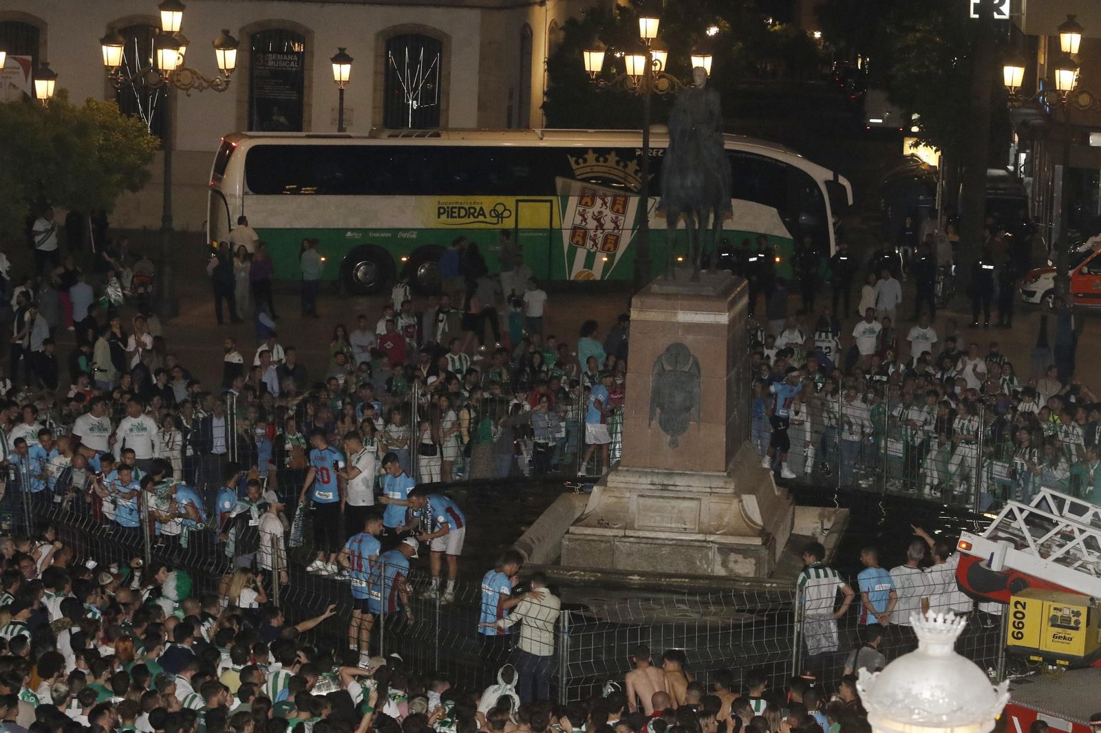 La celebración del ascenso del Córdoba CF en Las Tendillas, en imágenes