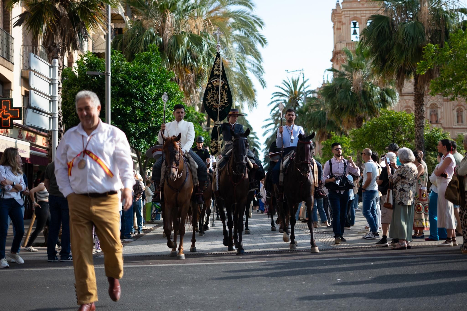 Búscate en los carros y entre la caballería de la Hermandad de Emigrantes en su salida de Huelva al Rocío este 2025