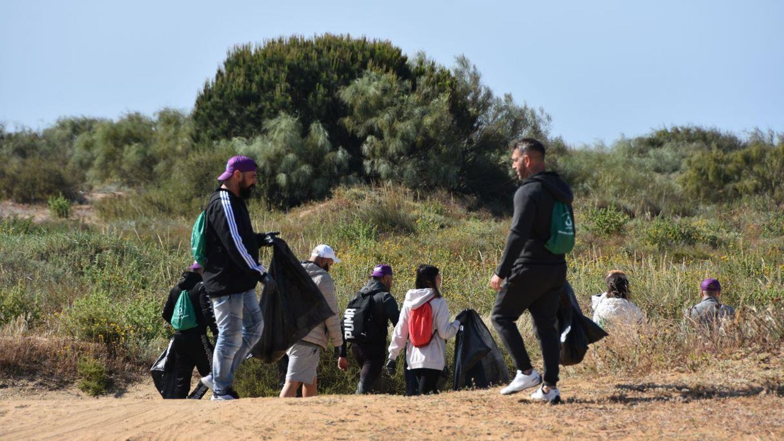 Internos del Centro Penitenciario de Huelva en la recogida de residuos de la playa de la Canaleta.