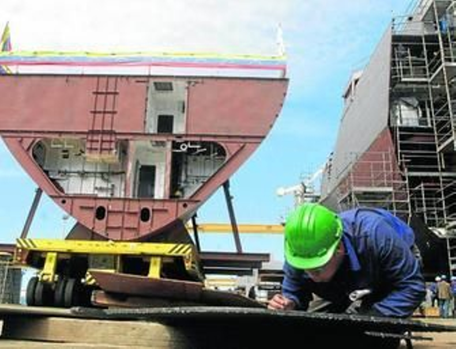 Un trabajador del astillero de Puerto Real desarrolla su actividad en uno de los buques para Venezuela.