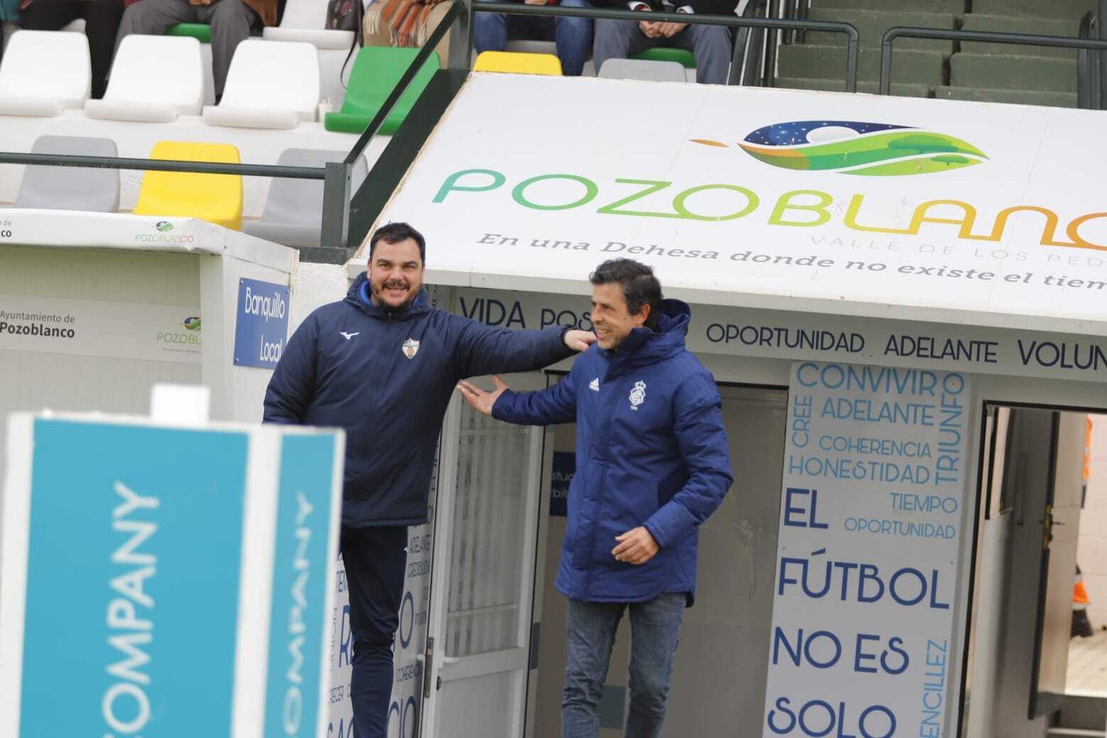 Cobos y Alberto Gallego se saludan antes del encuentro.