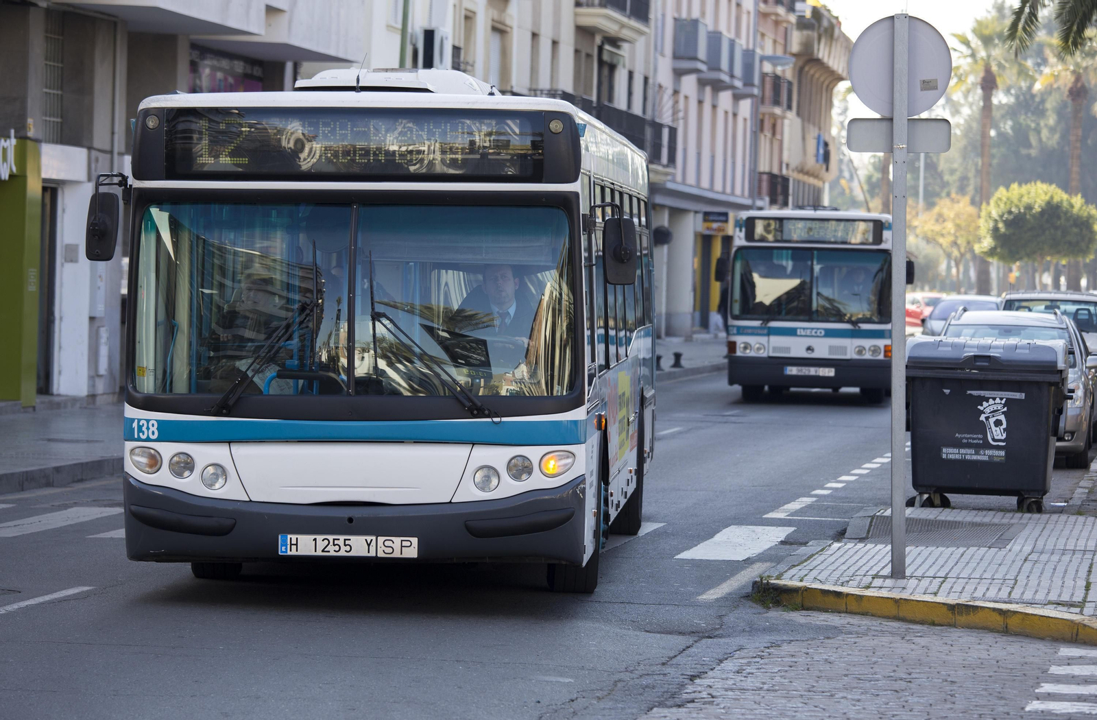 Dos autobuses de distintas líneas de la Empresa Municipal de Transportes Urbanos de Huelva coinciden en una de las calles de la ciudad. Dos autobuses de distintas líneas de la Empresa Municipal de Transportes Urbanos de Huelva coinciden en una de las calles de la ciudad.