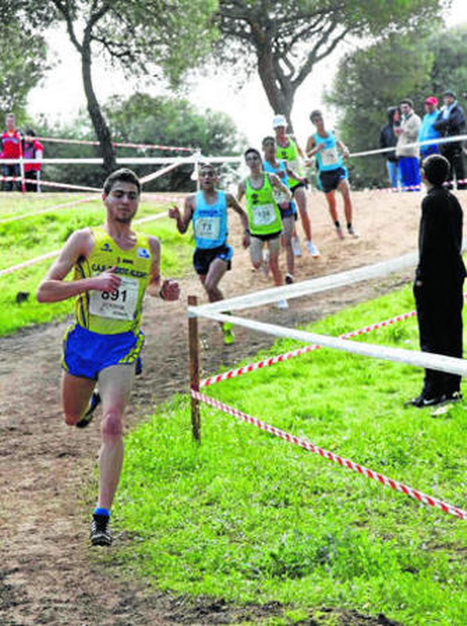 El recorrido de la prueba alternaba subidas, bajadas y llanos. En la imagen, la prueba júnior masculina.
