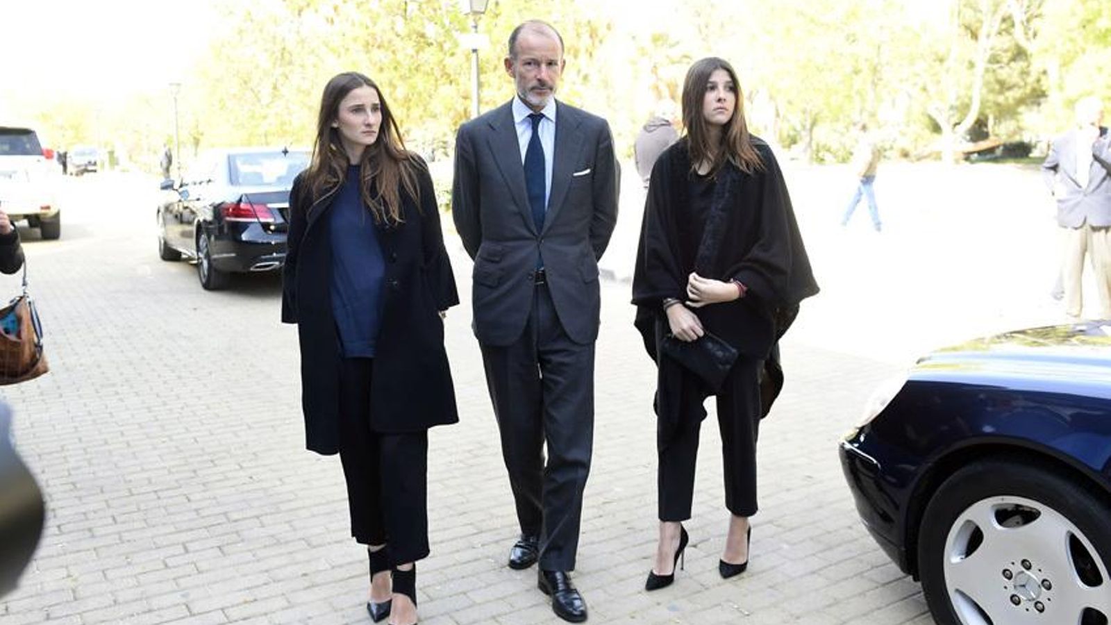 Mafalda (primera por la dcha.) y su hermana pequeña Olimpia, con su padre, Kyril de Bulgaria.