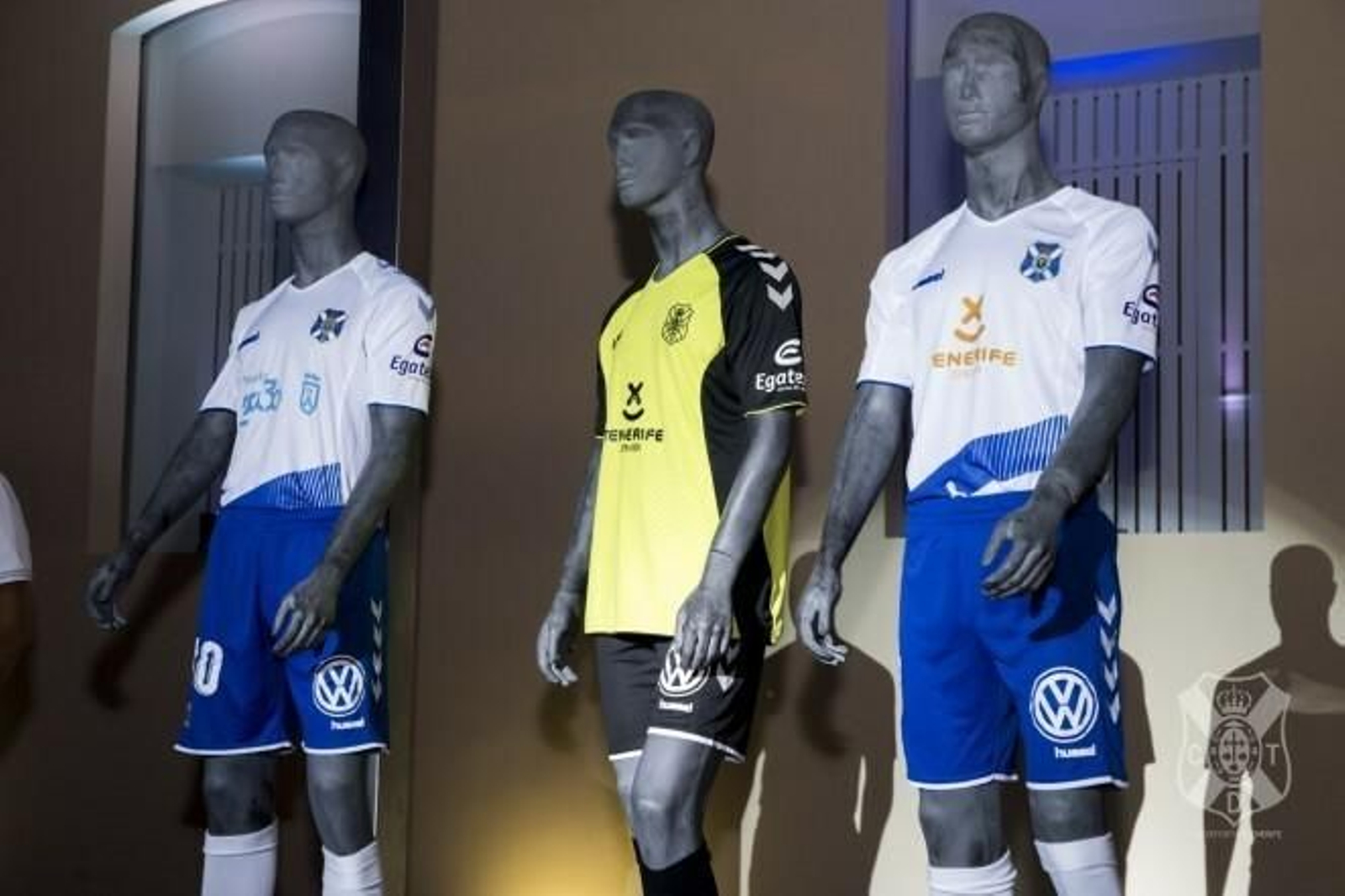 Hummel vuelve a vestir al Tenerife presentando una primera indumentaria sin demasiados cambios respecto a la pasada temporada. Mayor predominio del blanco en la camiseta, con una cruz en azul en la parte baja de la misma. La segunda equipación sí es bastante novedosa, pues pasa a ser amarilla y negra.