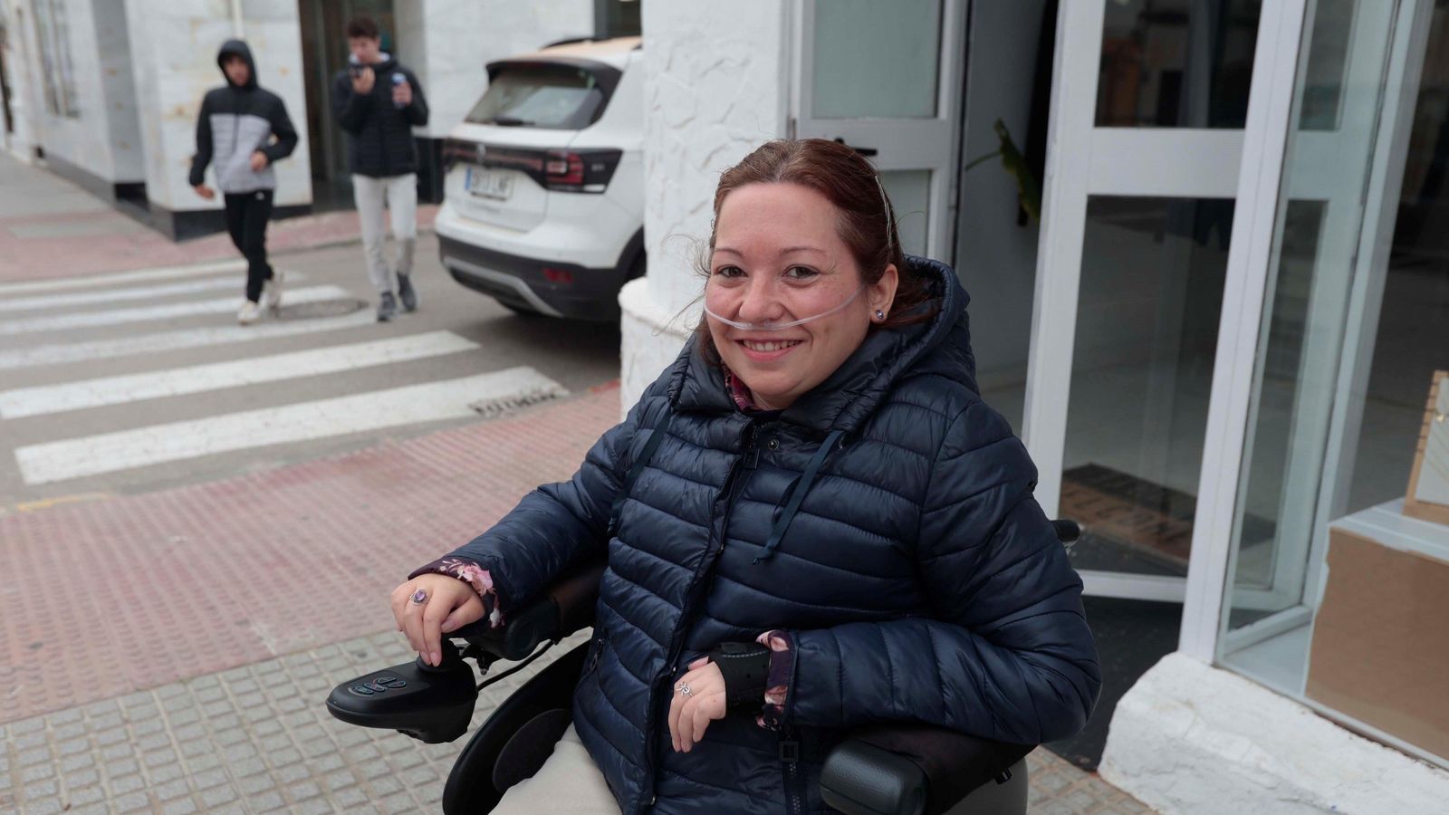 María del Amor León Meléndez, una tarifeña de 35 años con movilidad reducida, lucha por la accesibilidad plena en su municipio.