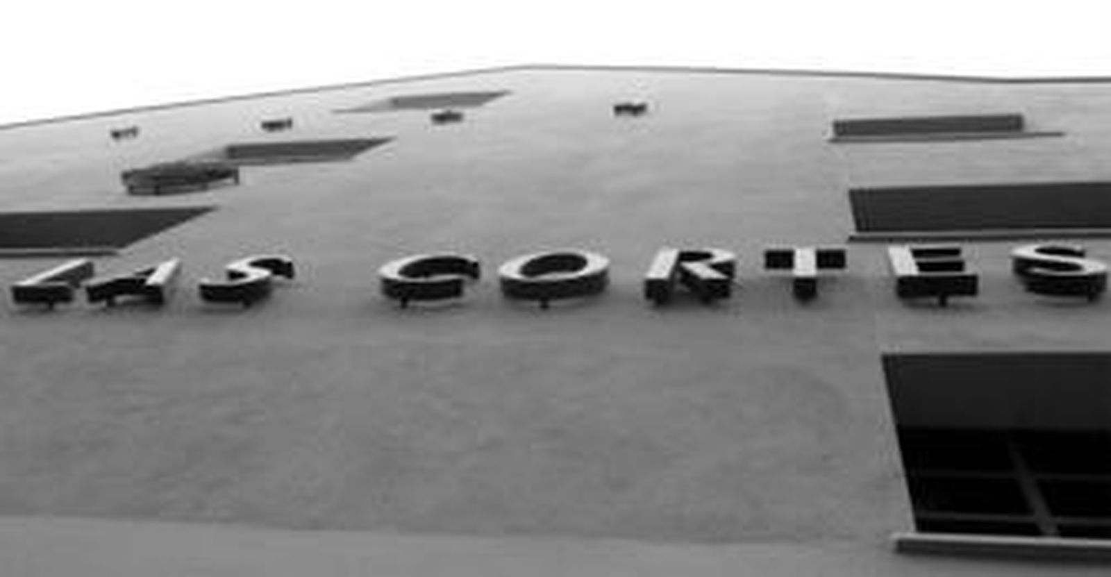 Fachada principal del Real Teatro de Las Cortes, que en 1910 fue reformado con motivo del primer centenario del 24 de Septiembre.