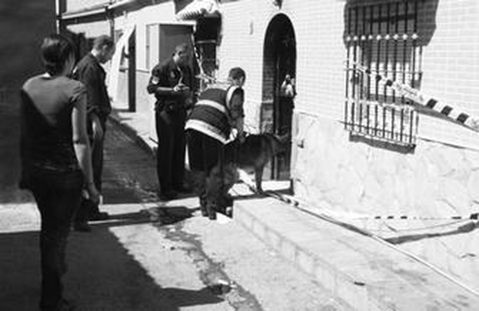 Efectivos del Cuerpo Nacional de Policía, de servicio tras el incidente de violencia sexista que se cobró la vida de Josefa Morente.