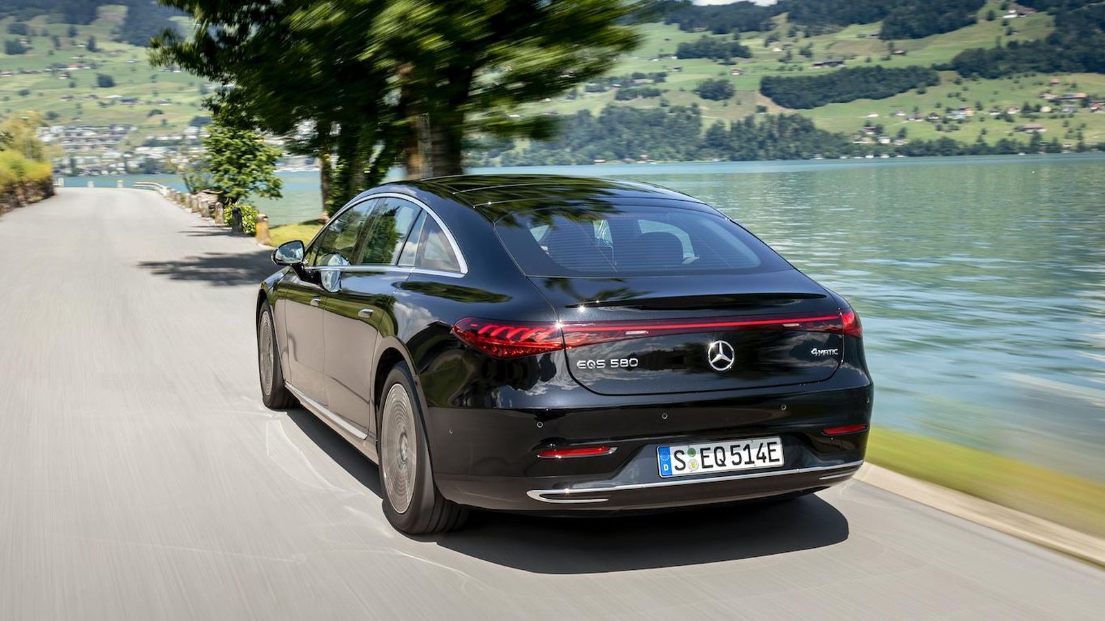 Entre las novedades de la arquitectura estrenada por el Mercedes EQS están las actualizaciones inalámbricas OTA que pueden incorporar funciones, descargar nuevo software o corregir errores sin acudir al taller.