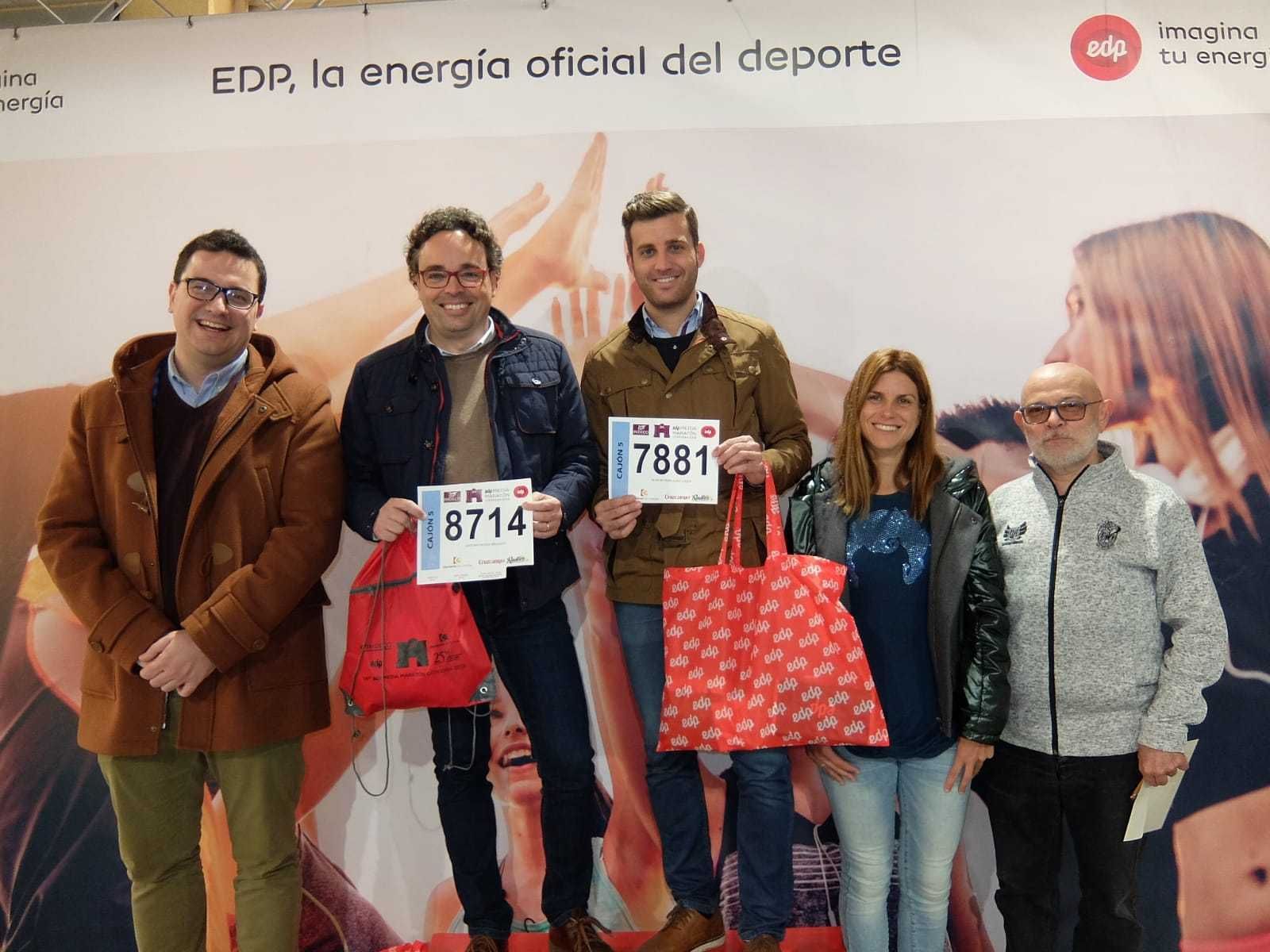 Antonio Rojas y Martín Torralbo recogen sus dorsales para la Media Maratón de mañana.