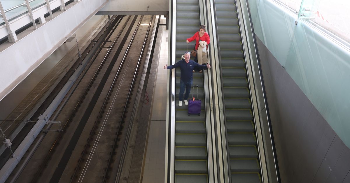 Una de las escaleras mecánicas del Cercanías del Aeropuerto vuelve a funcionar, nueva, tras un año parada