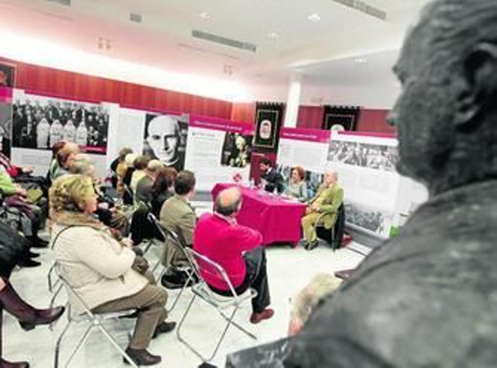 Un momento de la mesa redonda celebrada ayer en el obispado.