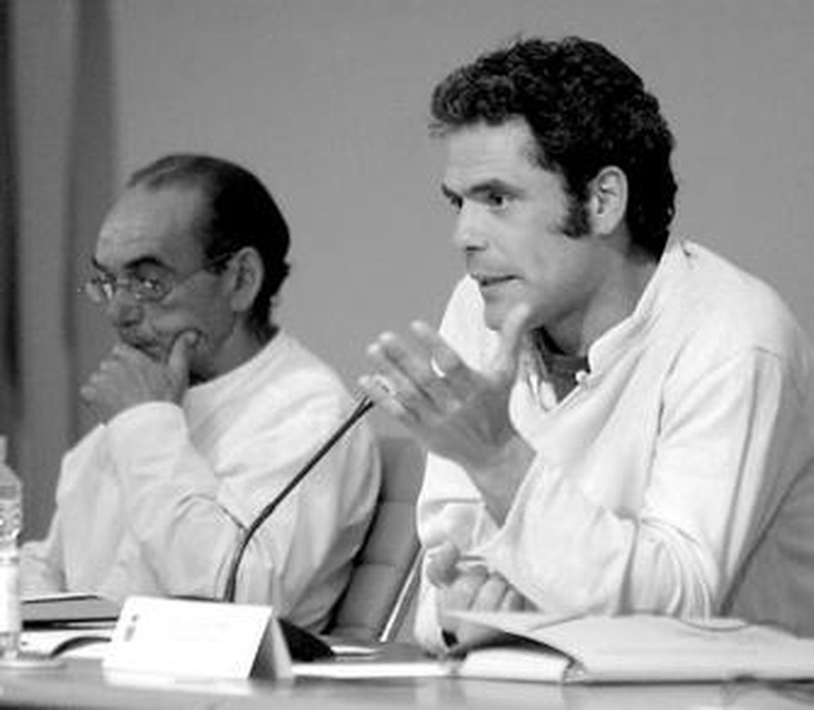 Pedro Sara, con Moncho García al fondo, ayer en la Facultad de Filosofía