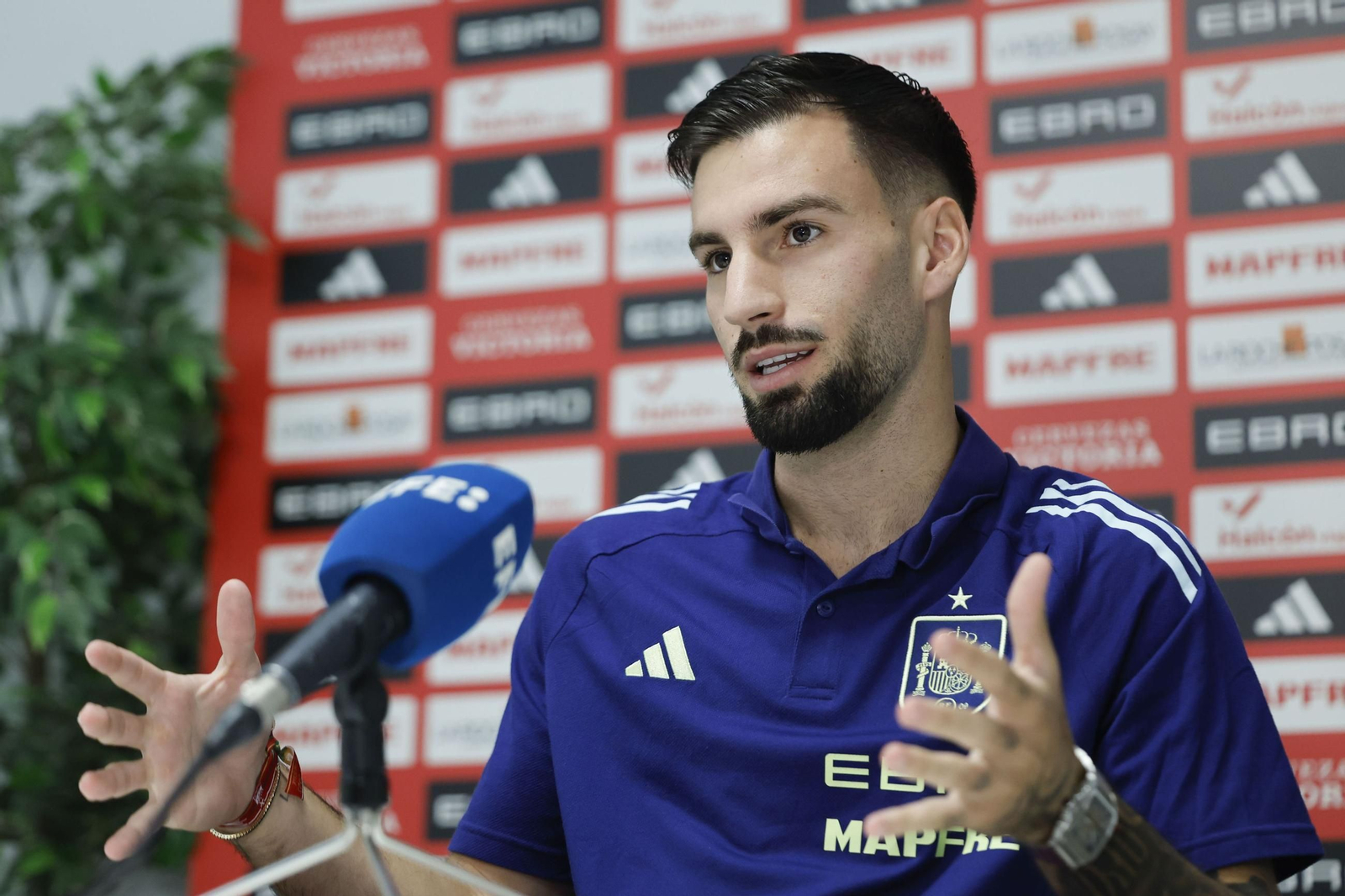 Álex Baena gesticula con las manos durante el desarrollo de la entrevista.