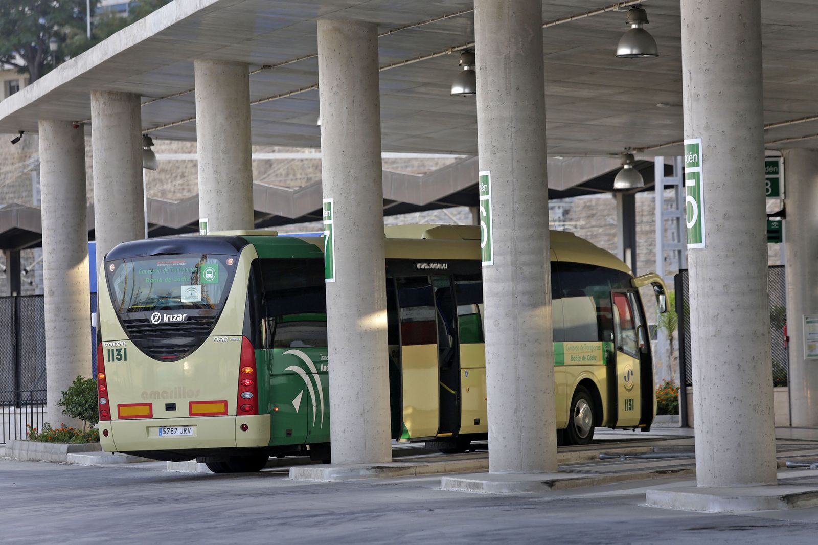 Un autobús en la estación de Cádiz.