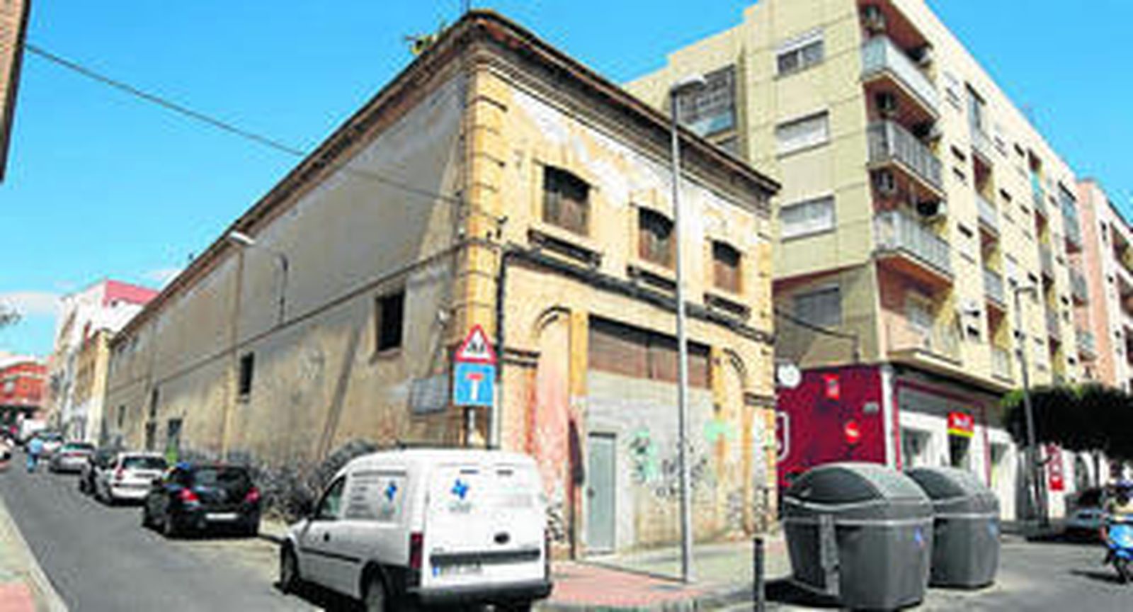 Este es el edificio que el Ayuntamiento rehabilitará y transformará en una biblioteca municipal.