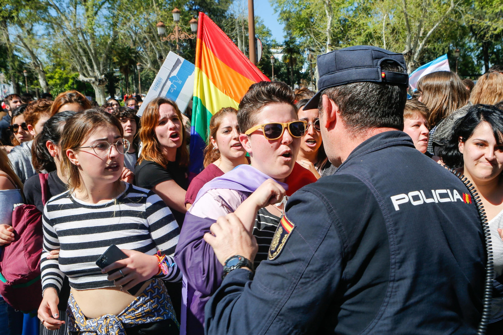 El recibimiento en Sevilla al autobús de Hazte Oír, en imágenes