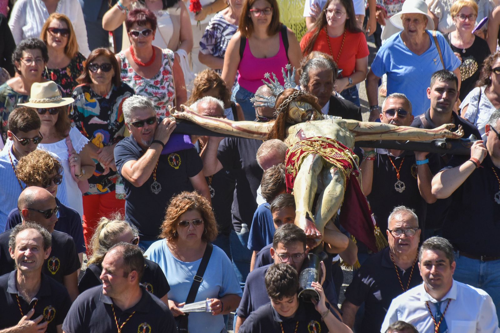 La procesión del Cristo de la Almoraima, en imágenes