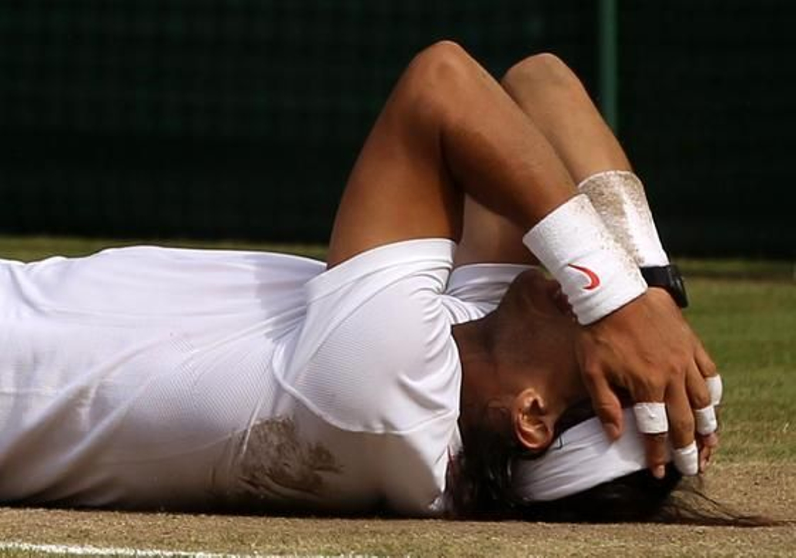 Nadal se tira al suelo tras acabar el partido.

Foto: afp