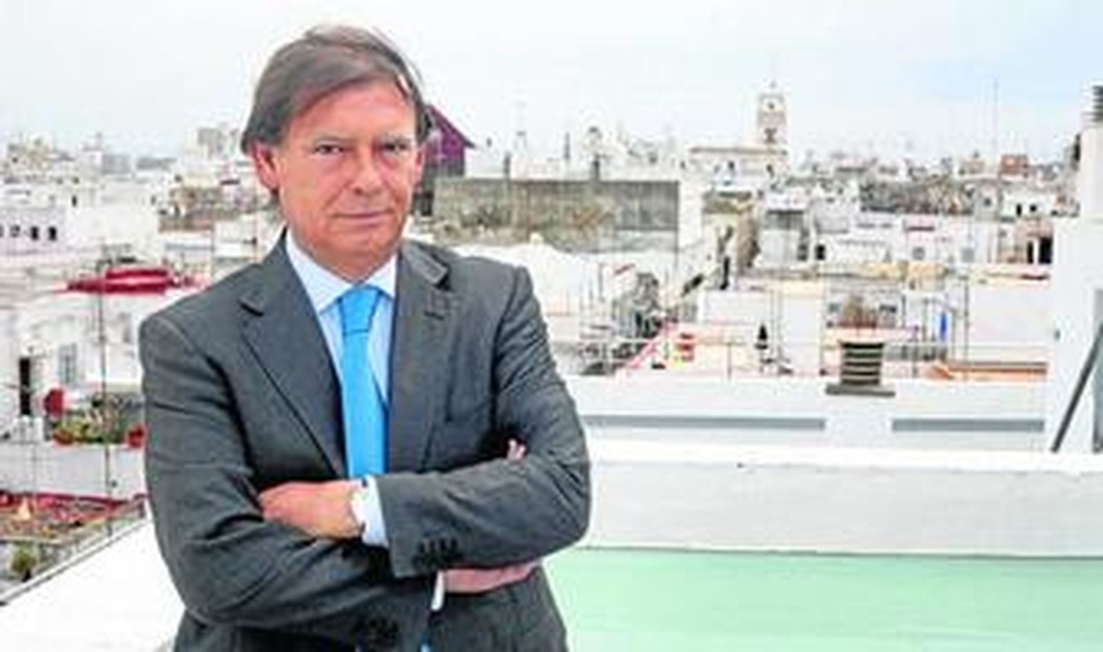 Pascual Sánchez-Gijón, en la azotea de la Clínica San Rafael, desde donde tiene una vista privilegiada de Cádiz.