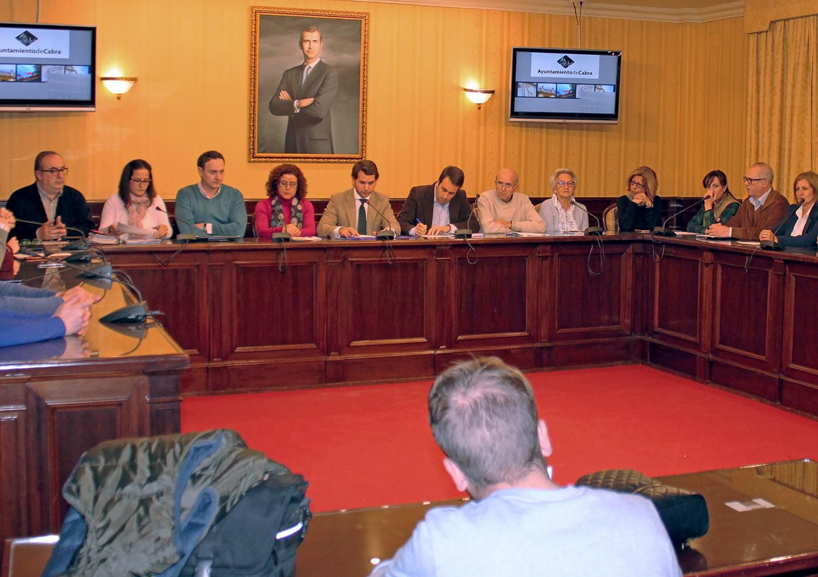 Fernando Priego preside un Pleno en Cabra.