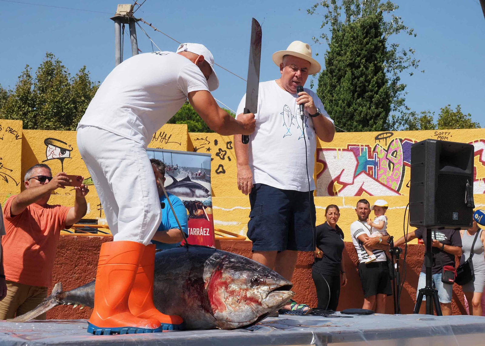 Las espectaculares imágenes del ronqueo de un atún en Isla Cristina