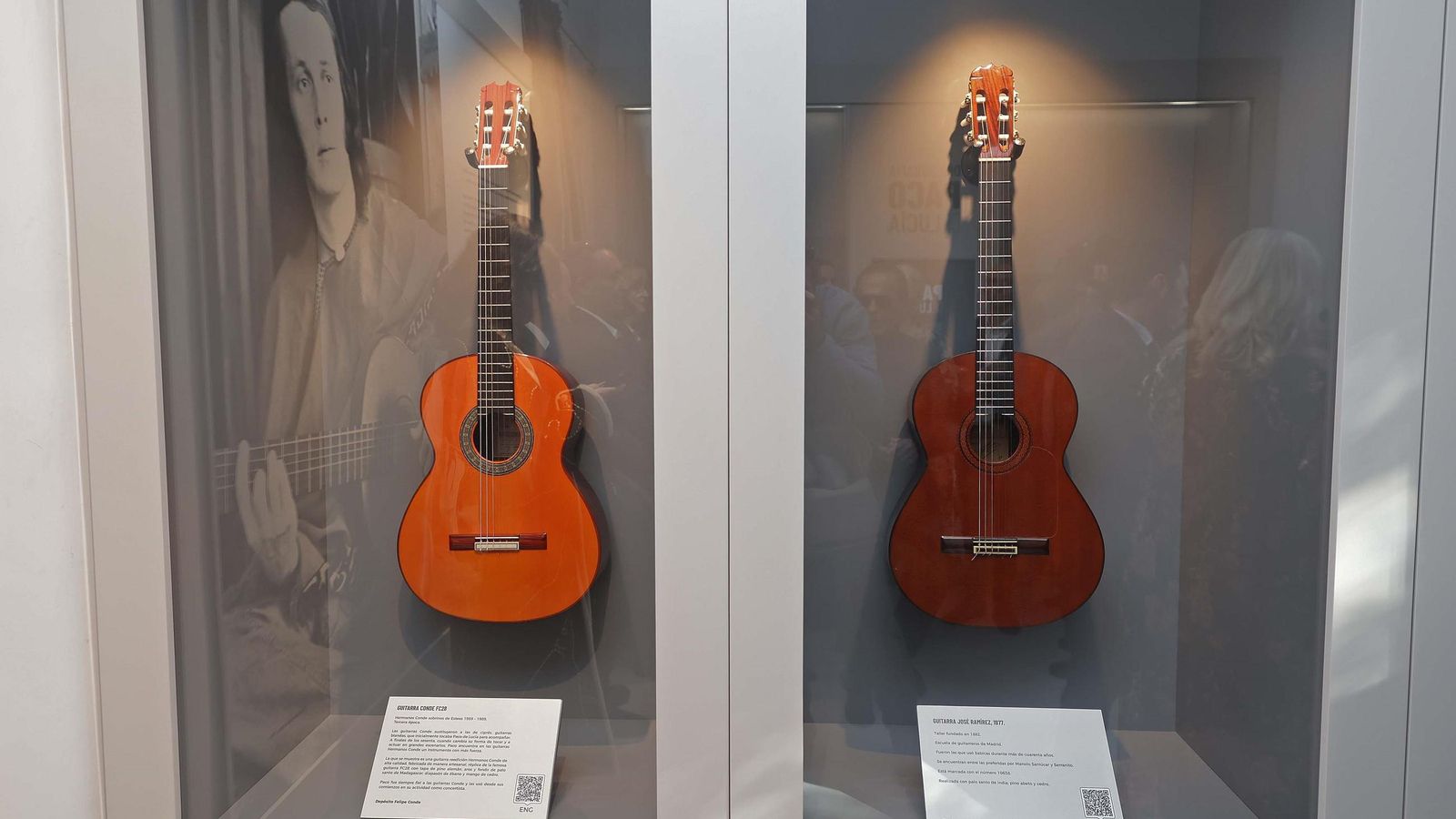 Dos guitarras de Paco de Lucía que pueden verse en Algeciras.