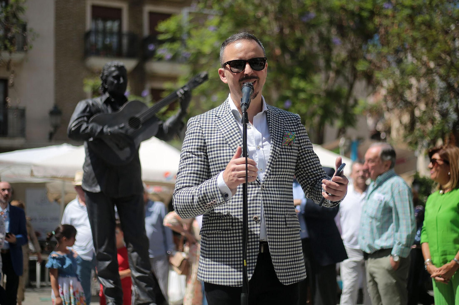 Imágenes del descubrimiento de la escultura en honor a Joseli Carrión