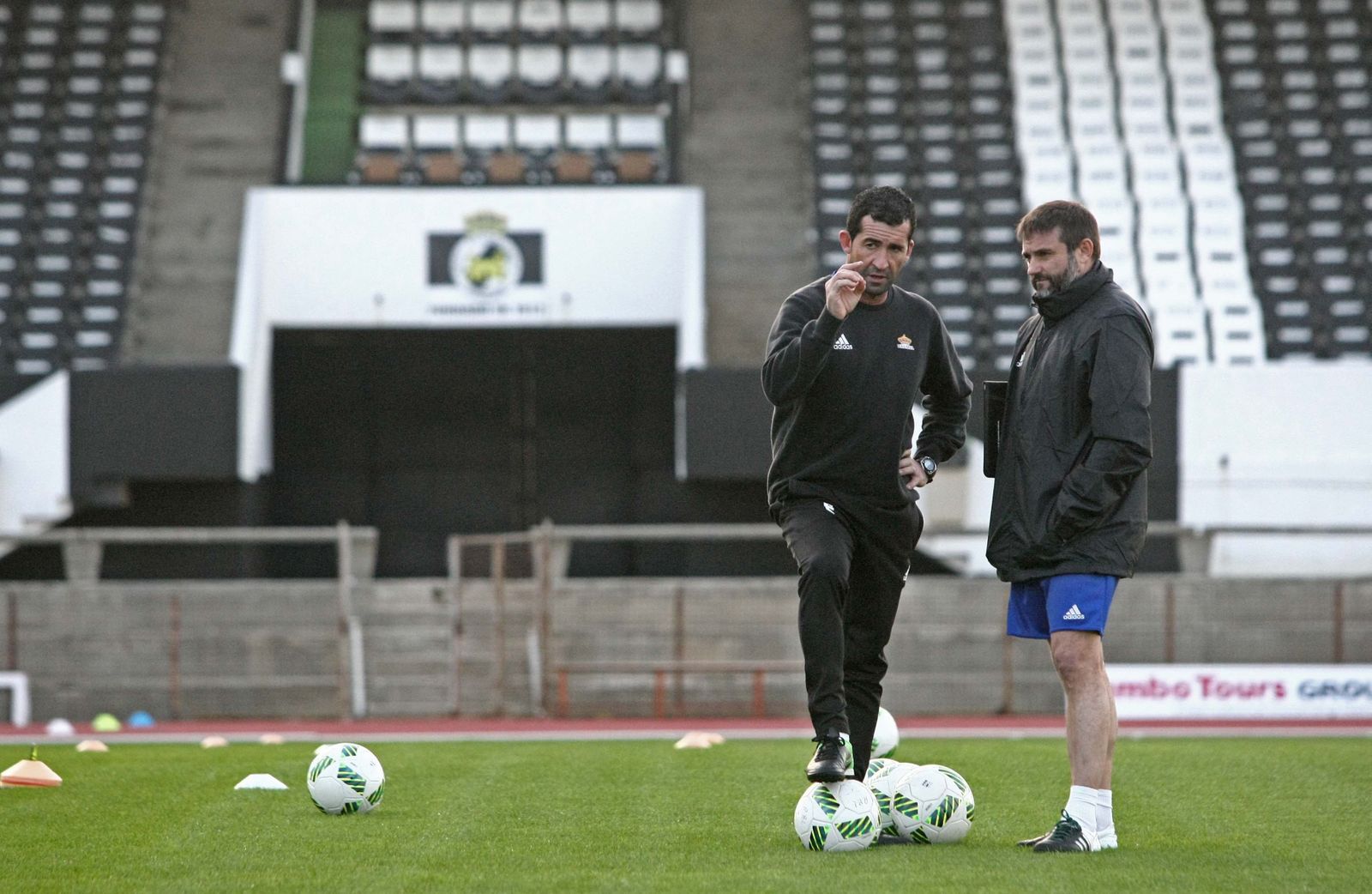 1. Julio Cobos, carpeta en mano, se dirige a los jugadores en su primera sesión de trabajo, ayer en el Municipal. 2. Los futbolistas juguetan con un balón durante un ejercicio.  3. Cobos charla con Juan Mari Sánchez, a quien acaba de relevar en el cargo.  Reportaje gráfico: Erasmo Fenoy.