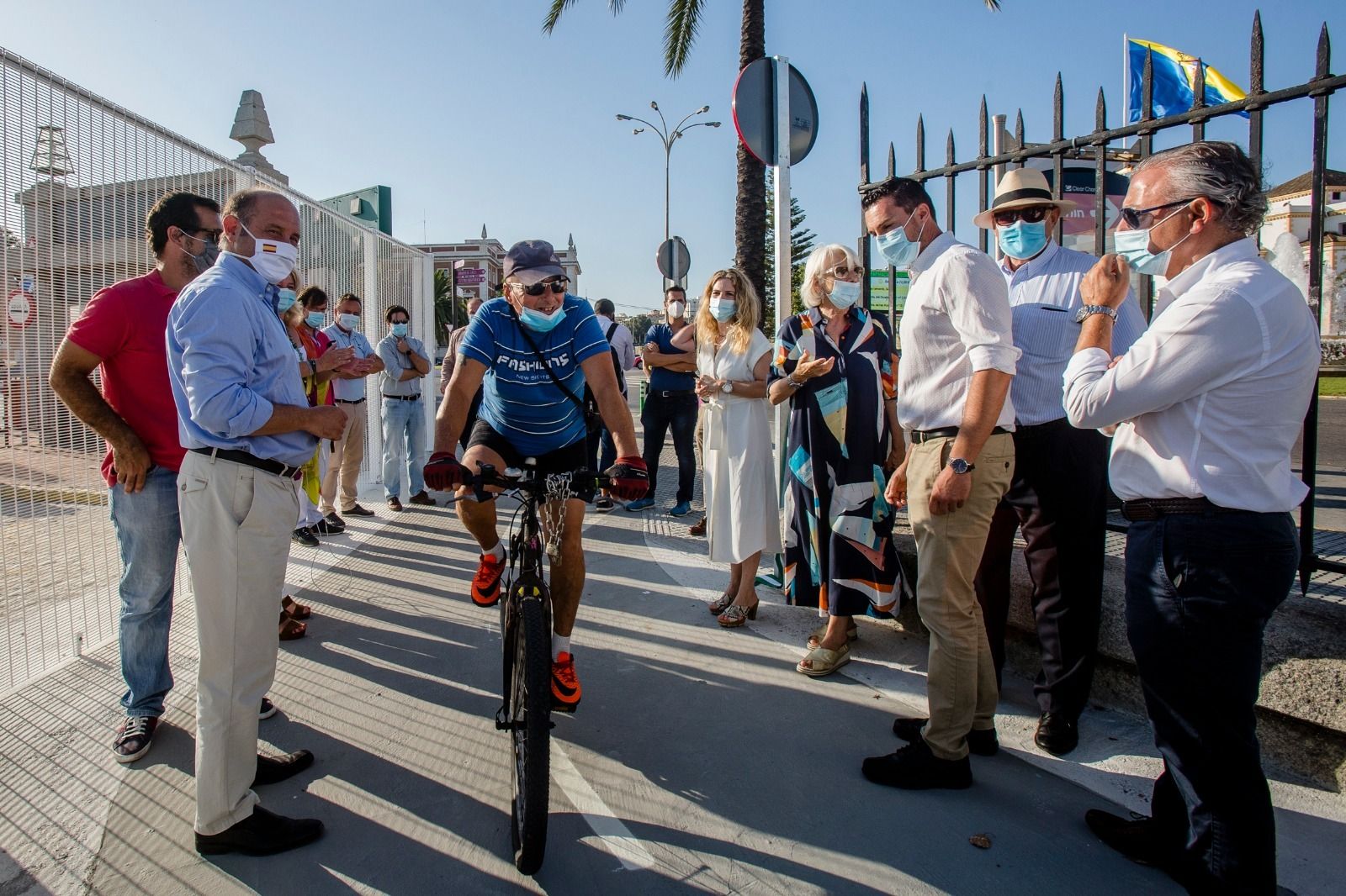 Entrada del primer ciclista por el nuevo carril bici del Muelle.