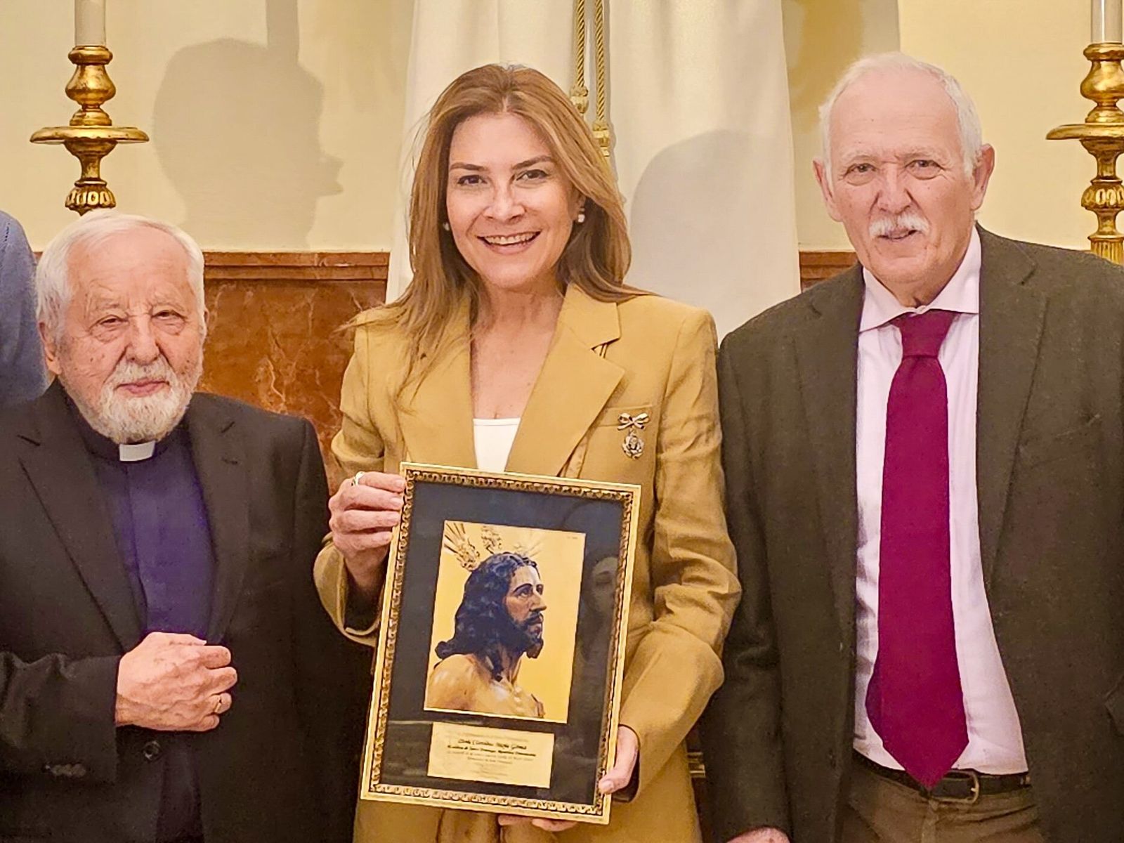 La alcaldesa, Carolina Mejía, junto a don José Luis, capellán, y Rafael Aranda, hermano mayor