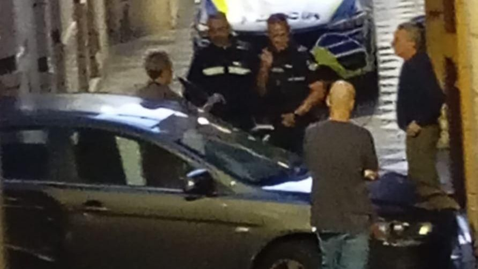 Agentes de la Policía Local con el conductor del vehículo en la calle Algarve.