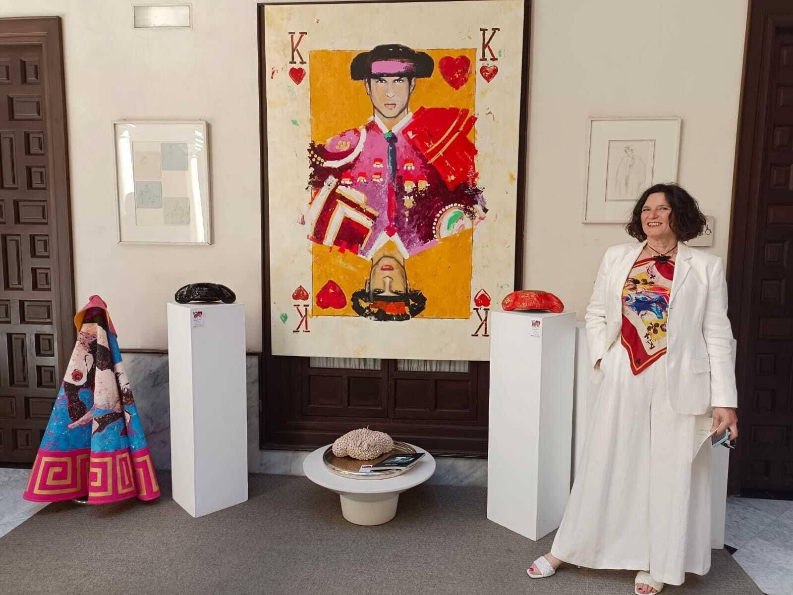 La artista italiana Alexandra del Bene posa ante varias de sus creaciones para 'Por montera'.