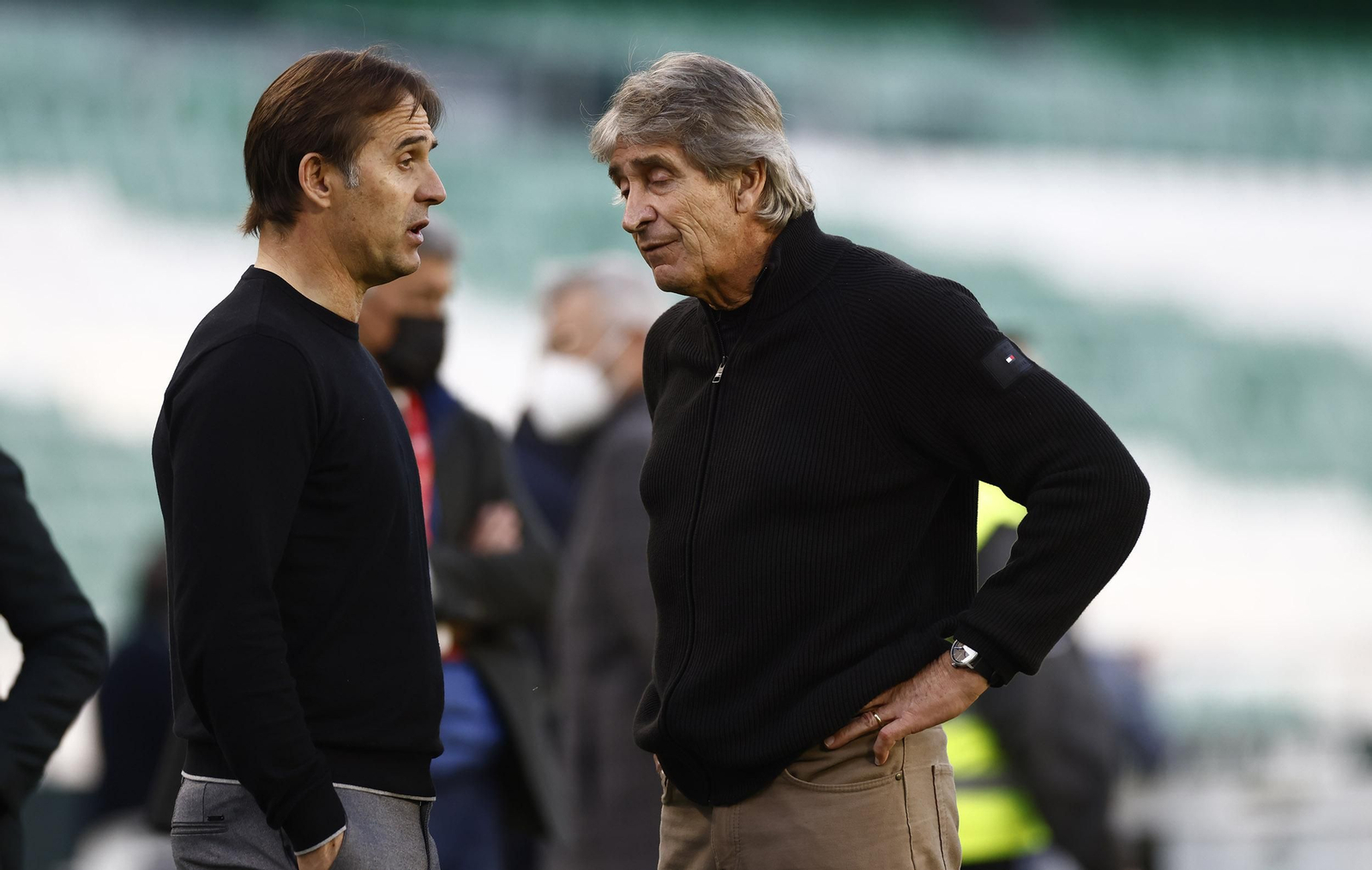 Lopetegui dialoga con Pellegrini al final del partido.