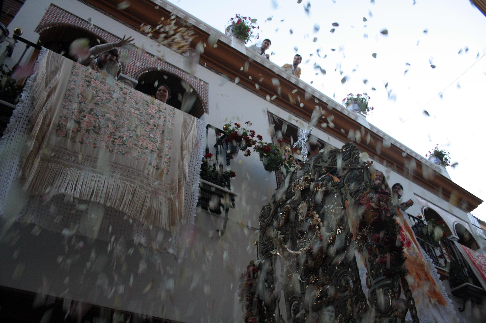 Traslado del Simpecado de la Hermandad del Rocío de Triana, en imágenes