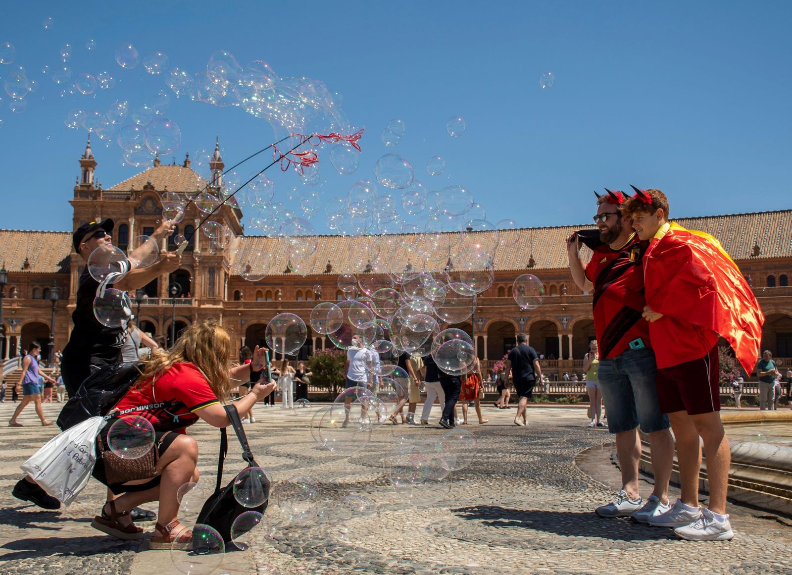 Imágenes de la convivencia entre belgas y portugueses por las calles de Sevilla.