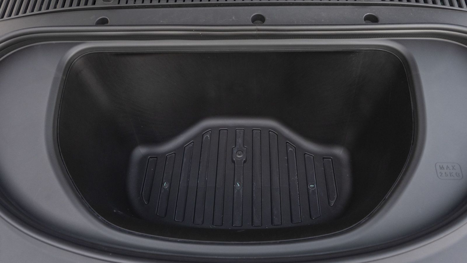 El hueco que aparece bajo el capó es casi un auténtico maletero por su volumen y un resulta un espacio ideal para situar, por ejemplo, los diferentes cables de carga.