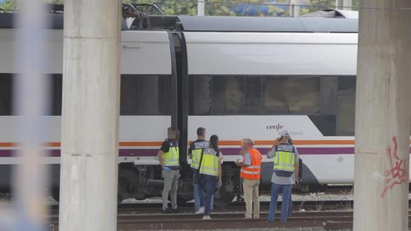 La policía inspecciona el tren donde se ha encontrado el cuerpo.